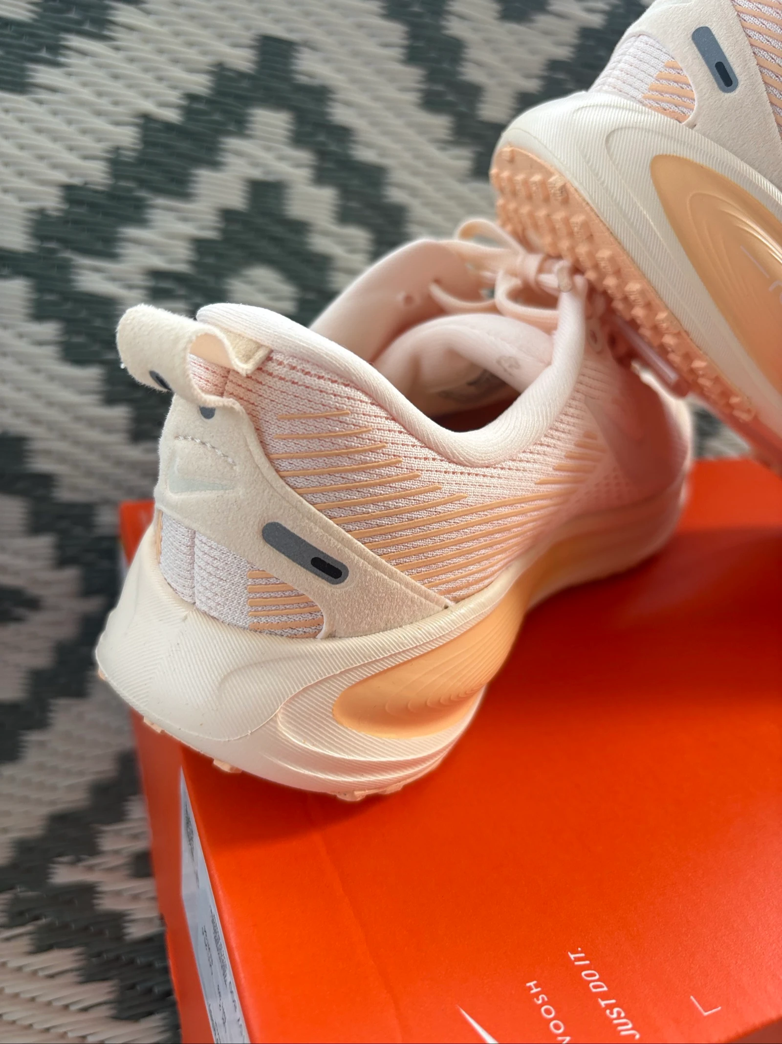 Nike Vomero 18 sneakers – photo 6
